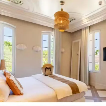 Le Clos De La Pinede Et Ses Superbes 300 E Par *